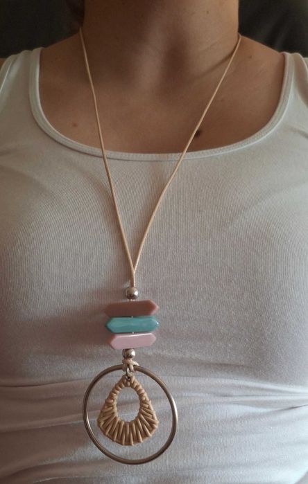 Colar tricolor com pendente