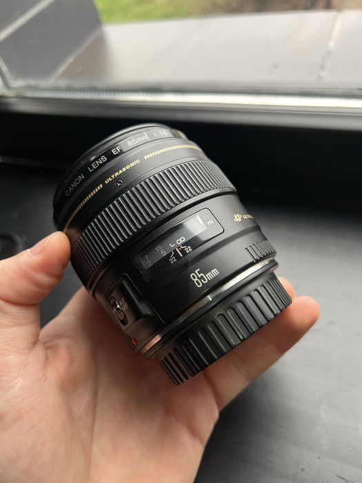 Canon EF 85mm f / 1.8 USM