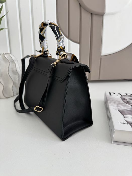 Жіноча вмістка сумка чорного кольору з хустинкою та брелком