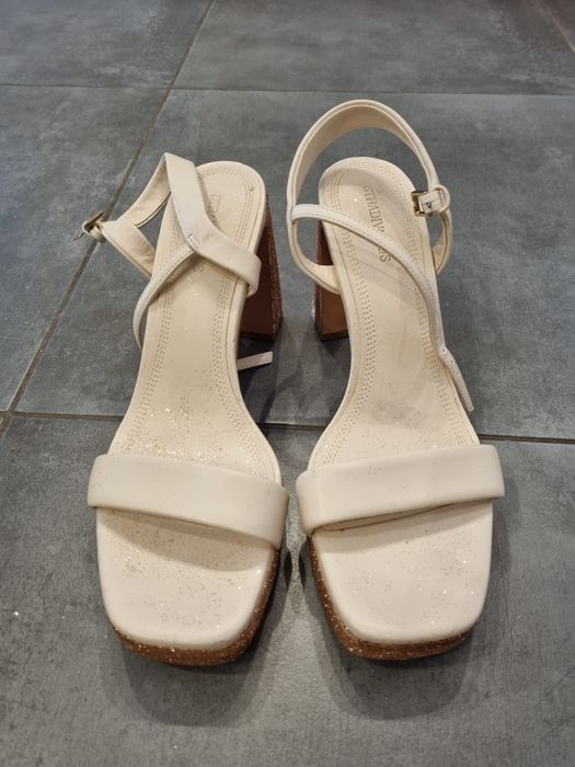 Sandałki na słupku z brokatem