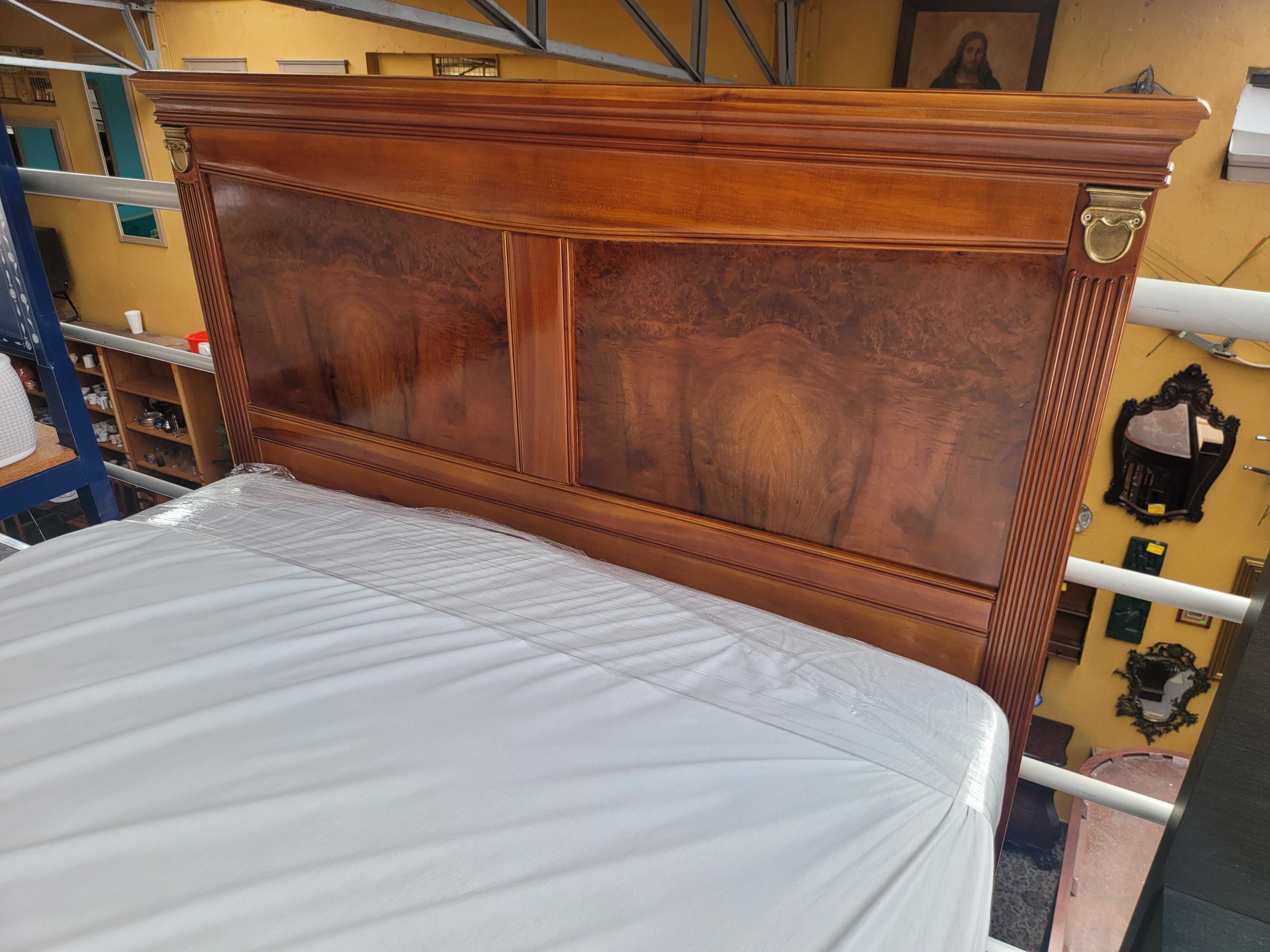 Excelente cama em madeira com estrado e colchão - Muito bom