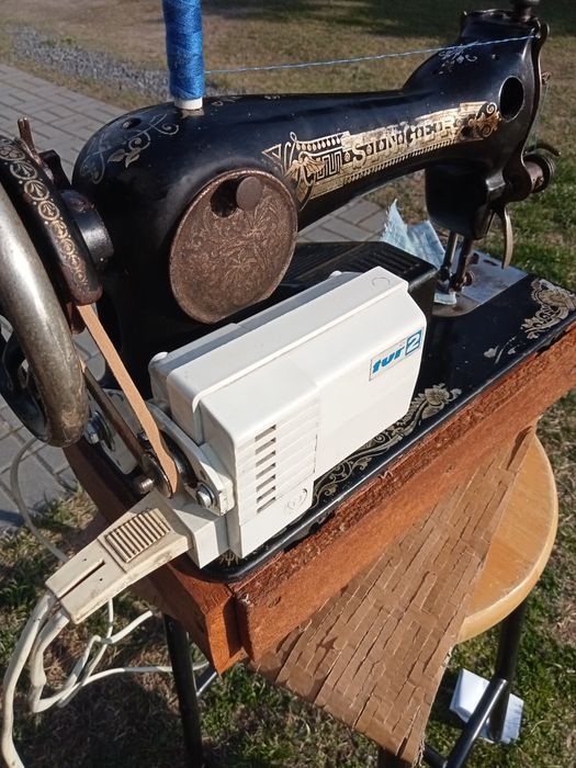 Maszyna do szycia Singer z napędem elektrycznym.