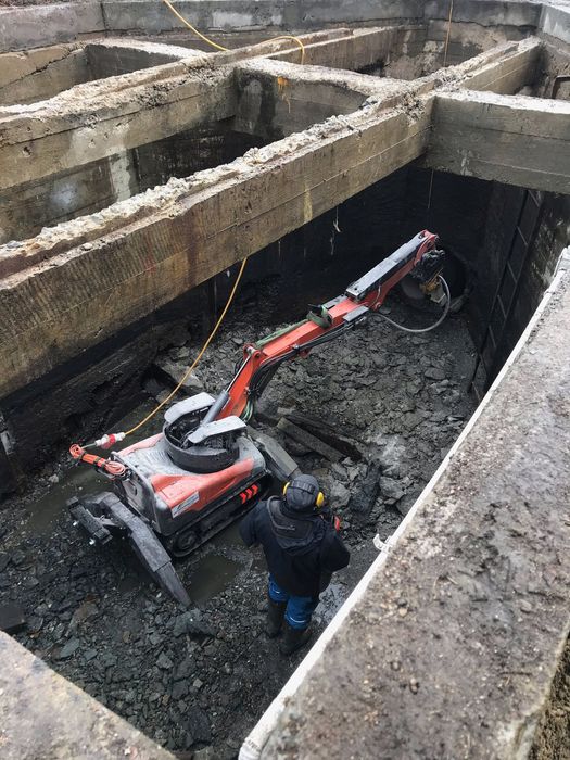 Kruszenie, kucie betonu robotem wyburzeniowym, wyburzenia techniczne.