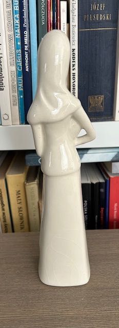 Kobieta - Dziewczyna z dzbanem Figurka porcelana 25 cm