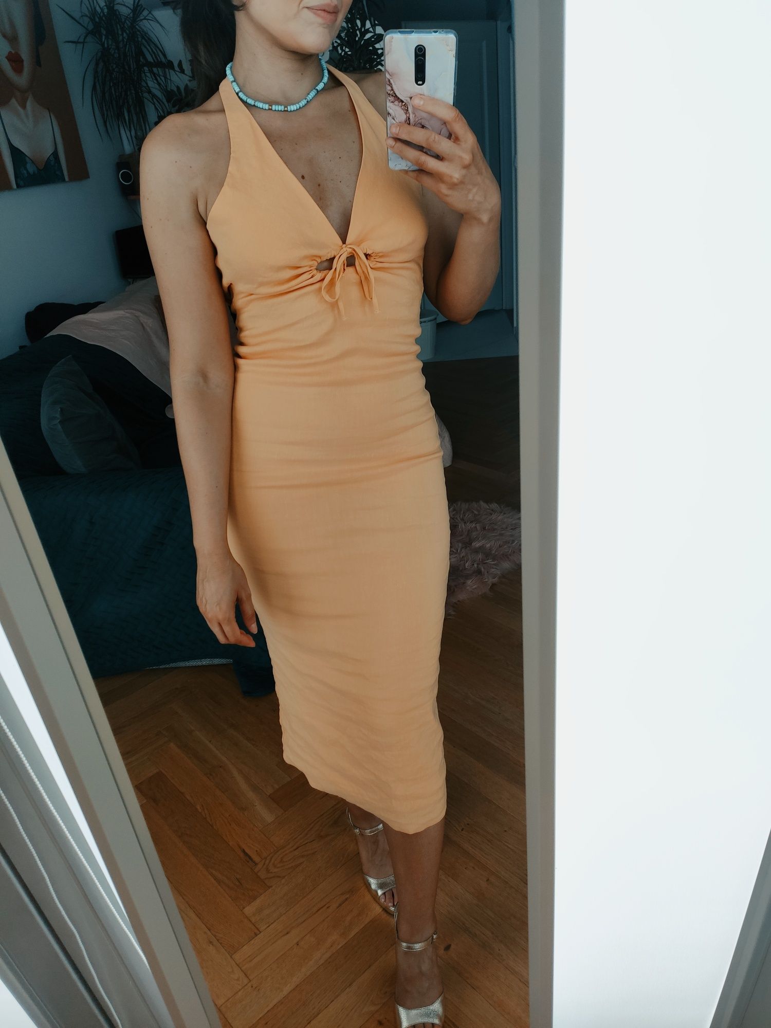 Morelowa dopasowana sukienka midi z dekoltem halter