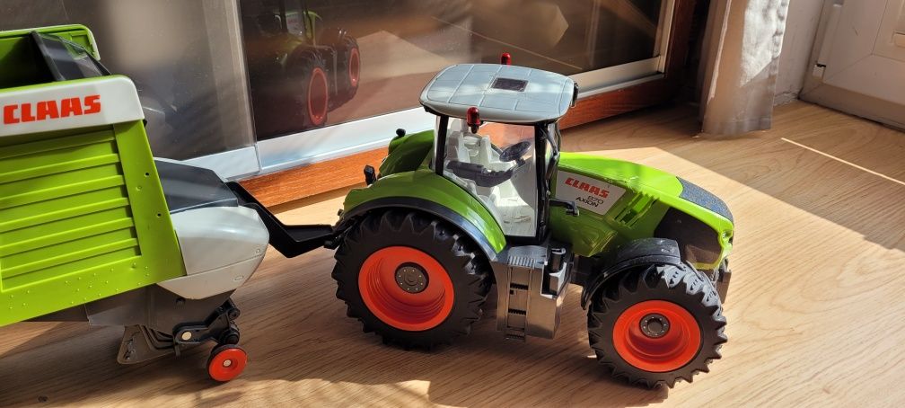 Zestaw Claas traktor z przyczepą sterowany