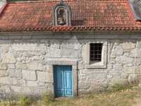 Casa secular com foral e capela.