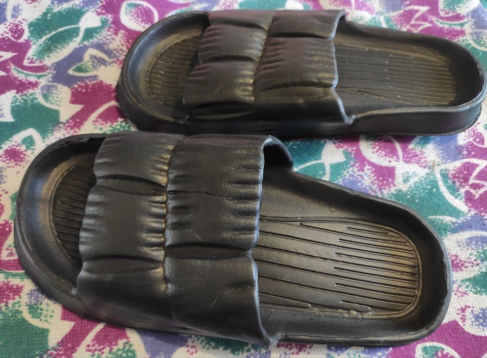 Продам шлепанцы.недорого.