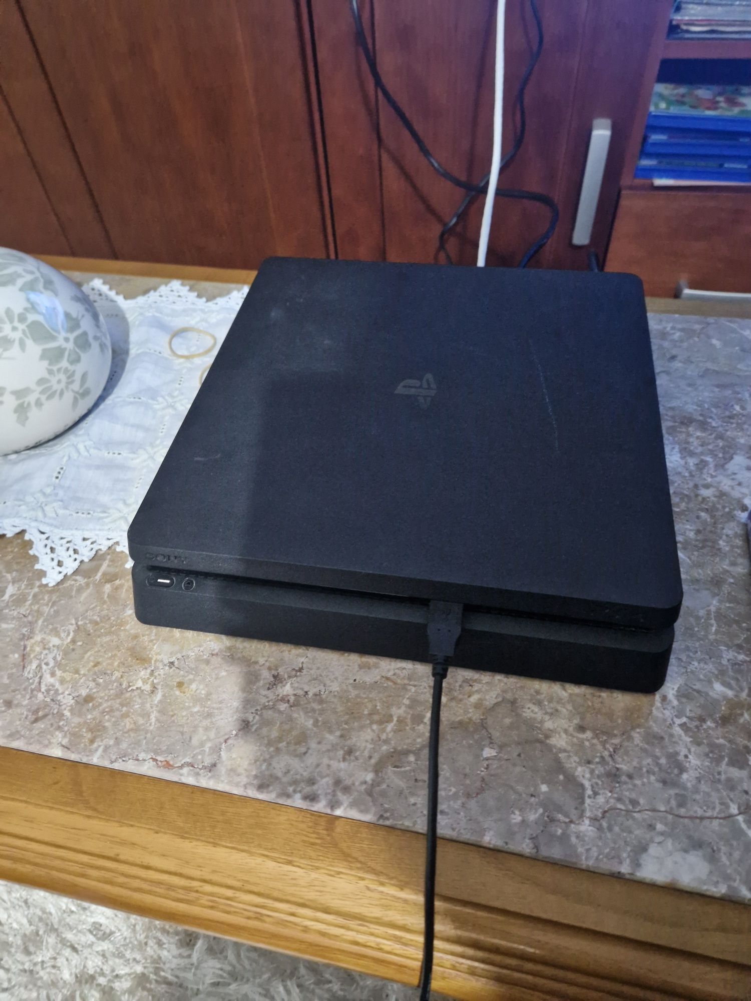 Ps4 slim 1tb com um comando e cabos