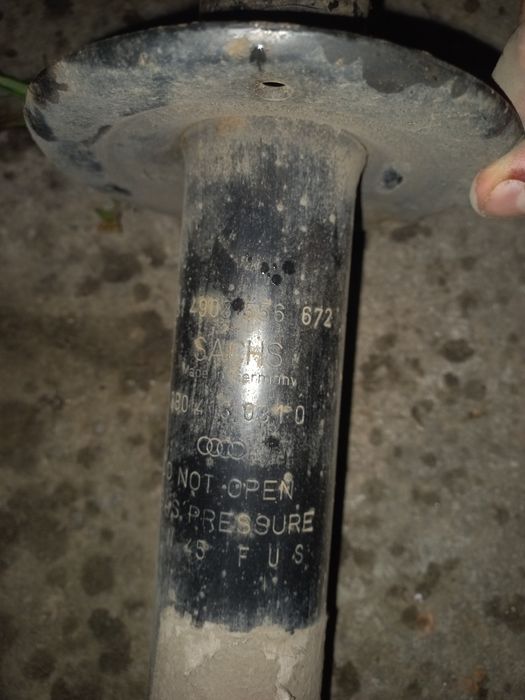 Стойки амортизатора Шкода суперб  1  передние