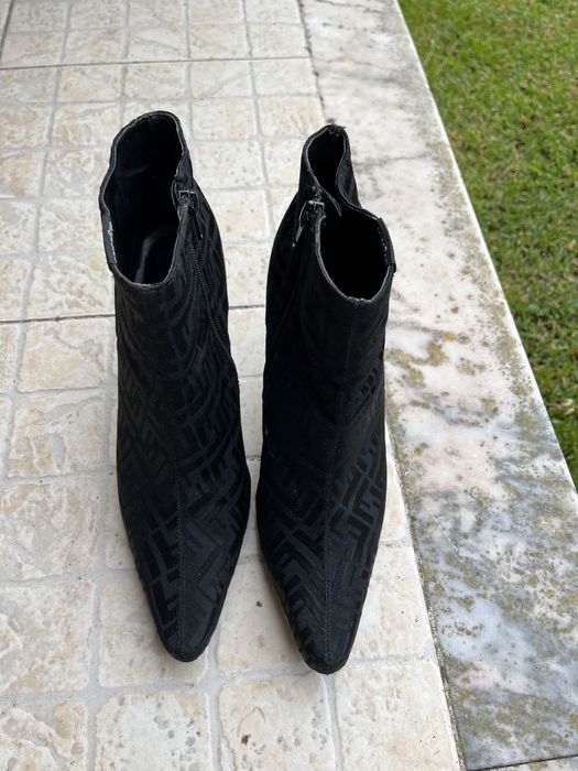 Botim preto de salto Alto