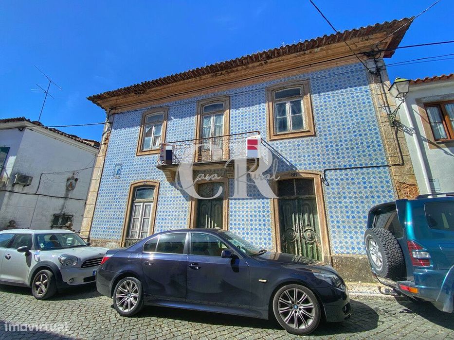 Edifício senhorial, para recuperar, no centro da vila de Figueiró dos