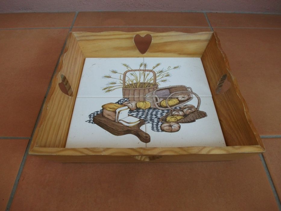 Tabuleiros de madeira com azulejo desde