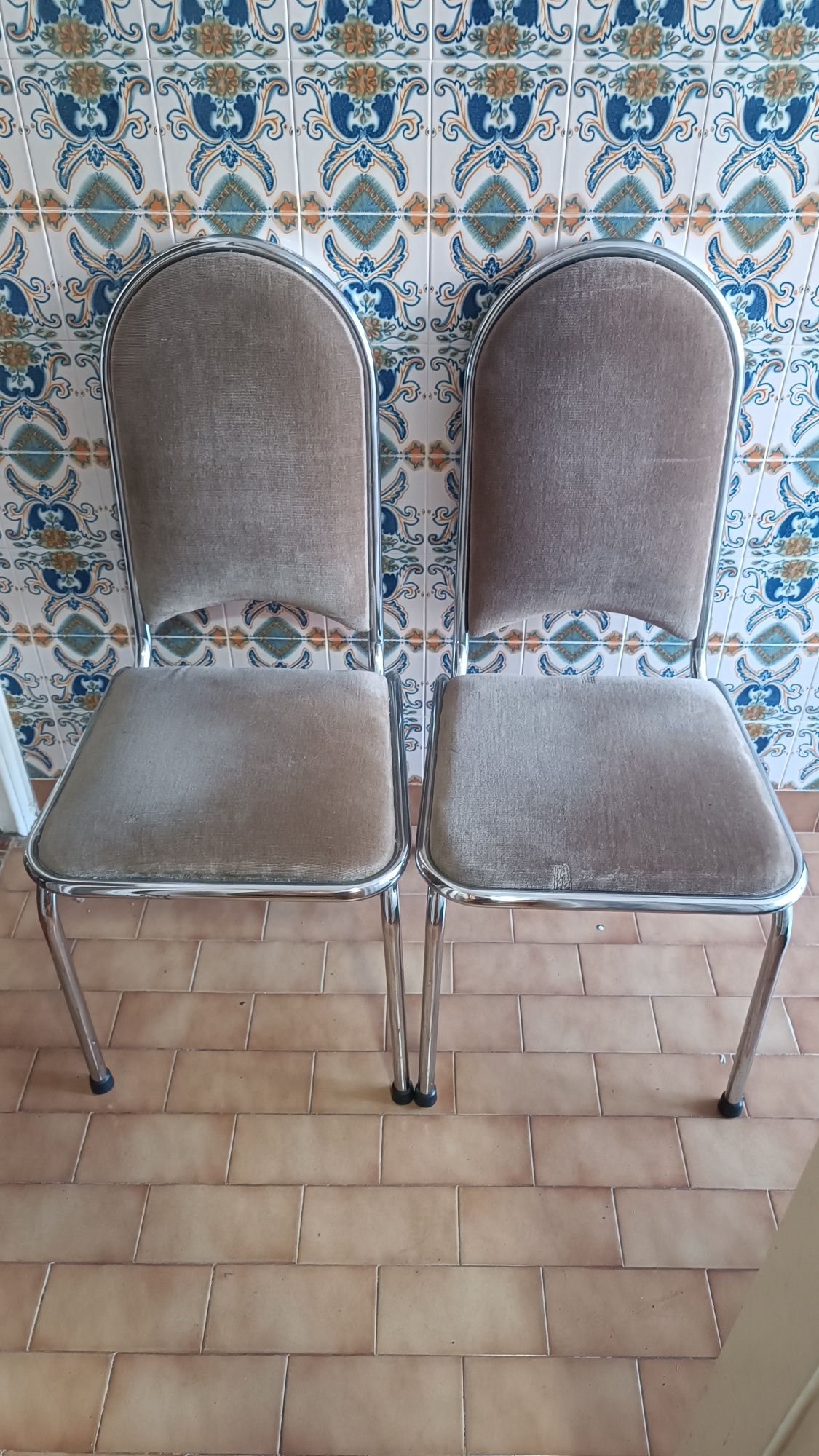Mesa de vidro redonda estrutura em aço cromado e 5 cadeiras