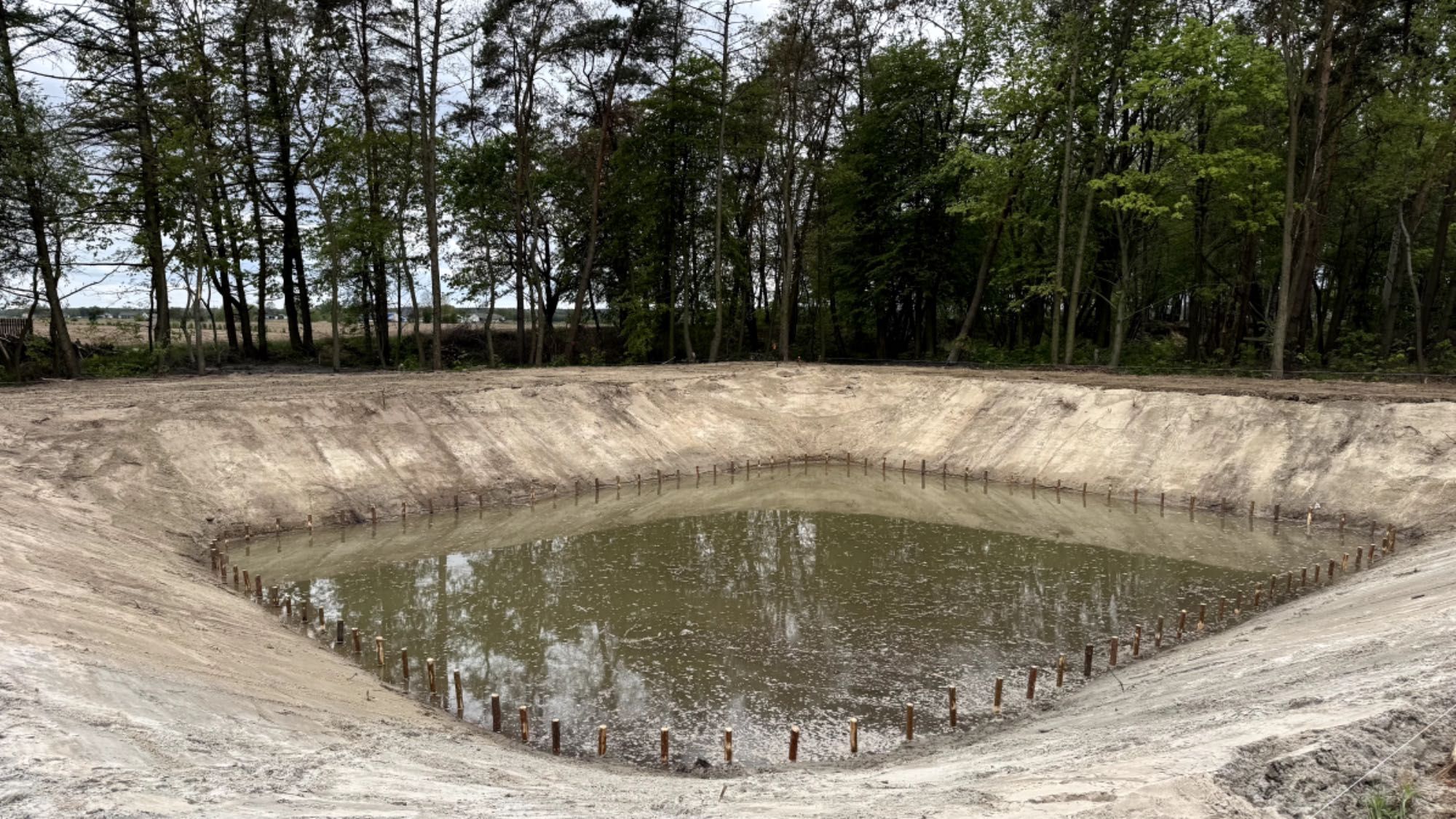 Kopanie i odmulanie stawów, dlugie ramie 18,5m Long Reach cieżki teren