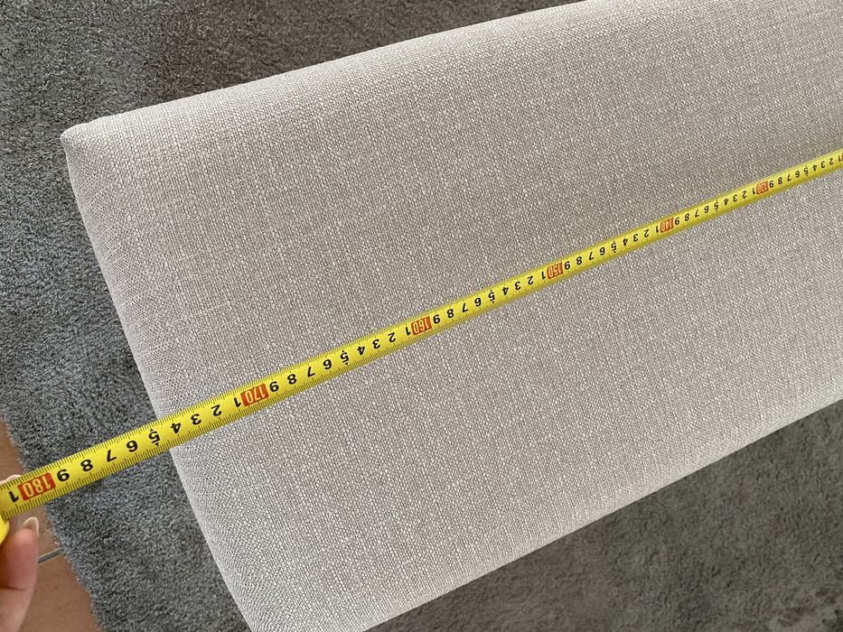 Banqueta estofada em tom acinzentado nova