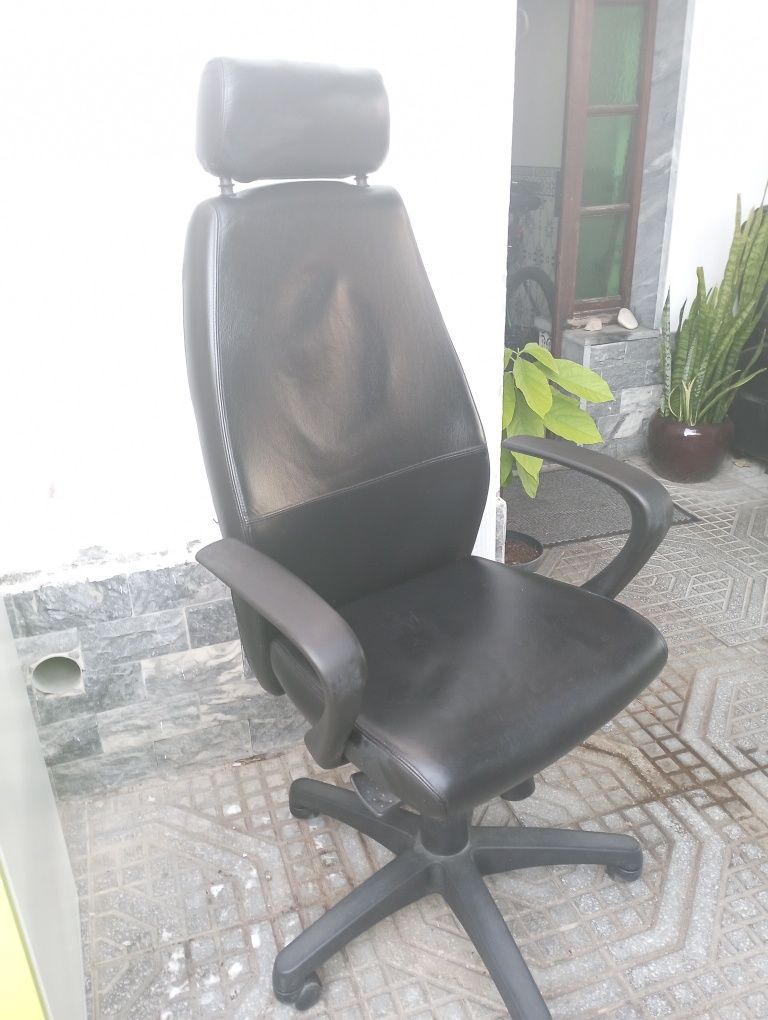 Vendo cadeira de escritório Alital , regulavel ( altura e inclinação )