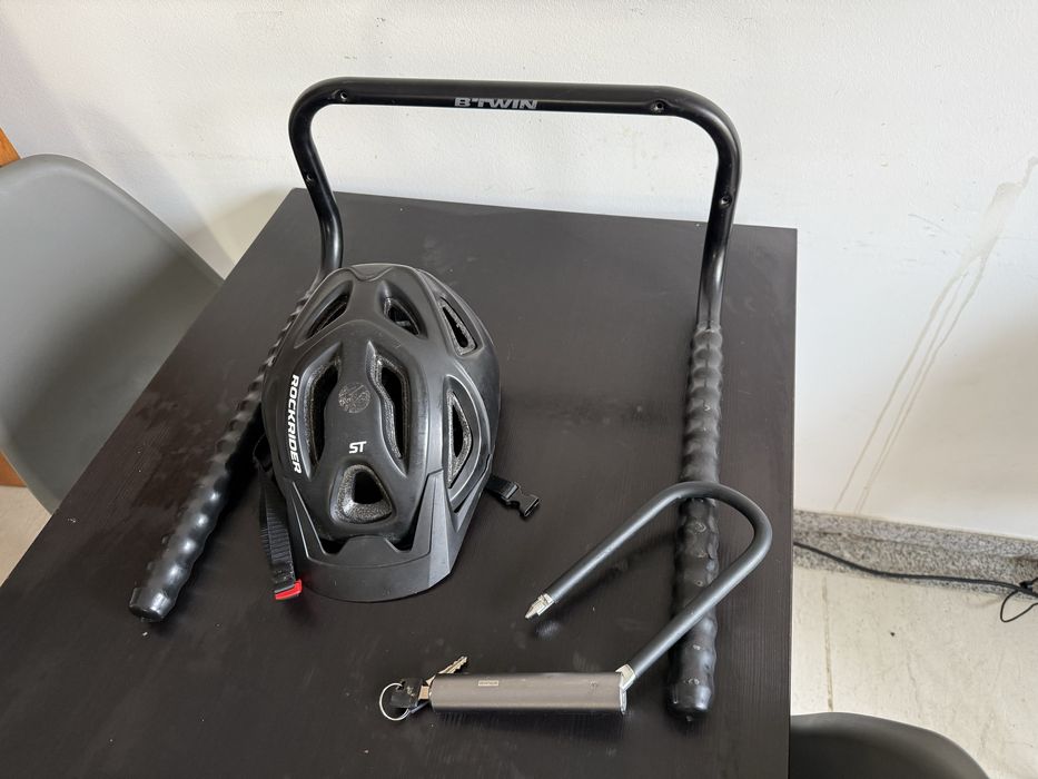 Capecete, cadeado e suporte de bicicleta