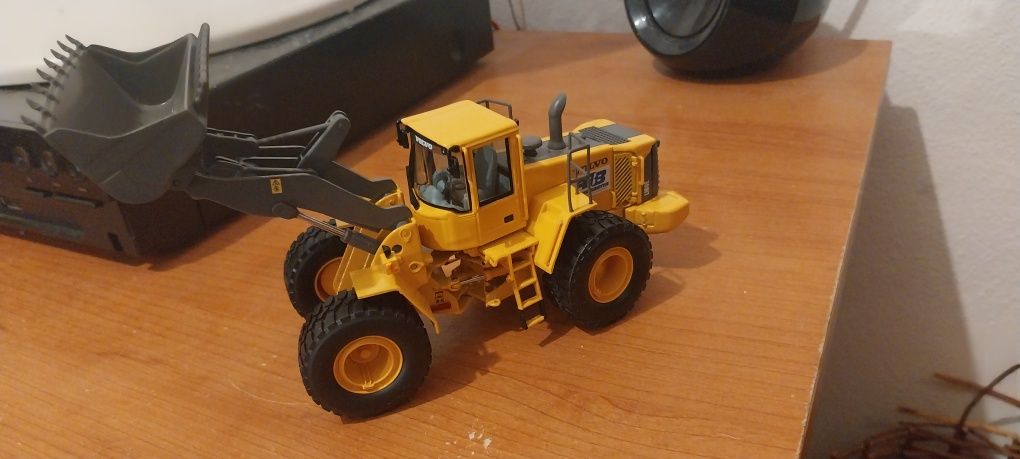 1/50 Caterpillar 140H Motor Grader and Volvo L180E
