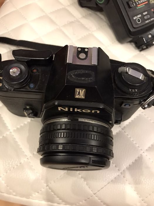 Máquina fotográfica Nikon com flash e objectiva