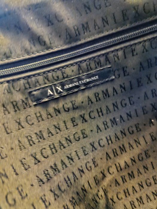 Czarna torebka Armani Exchange mieści A4