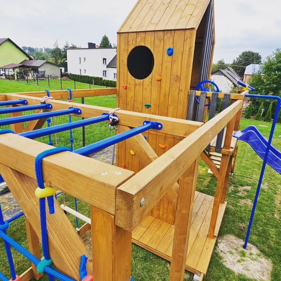 Drewniany plac zabaw MAŁPI GAJ model Blaze Max Nowoczesna Stodoła
