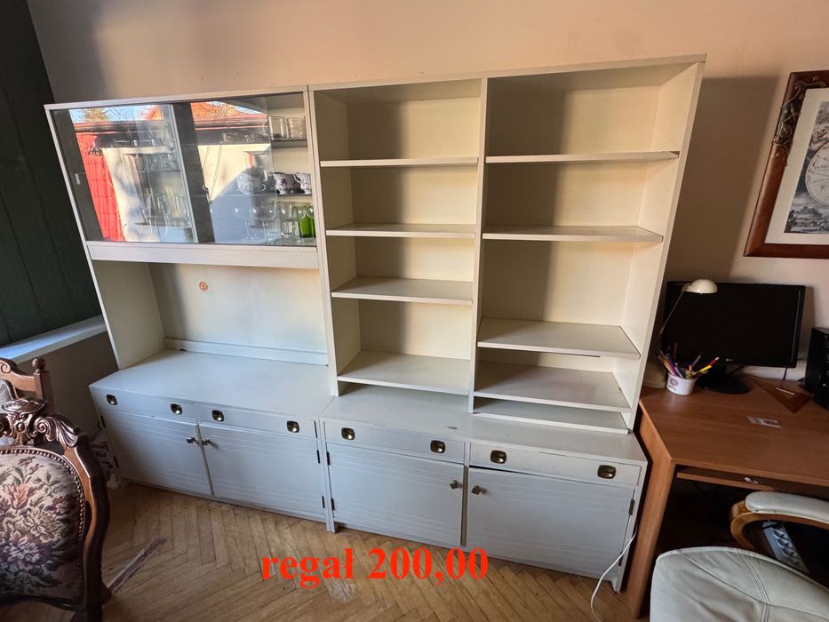 regał pokojowy ze szklaną witryną