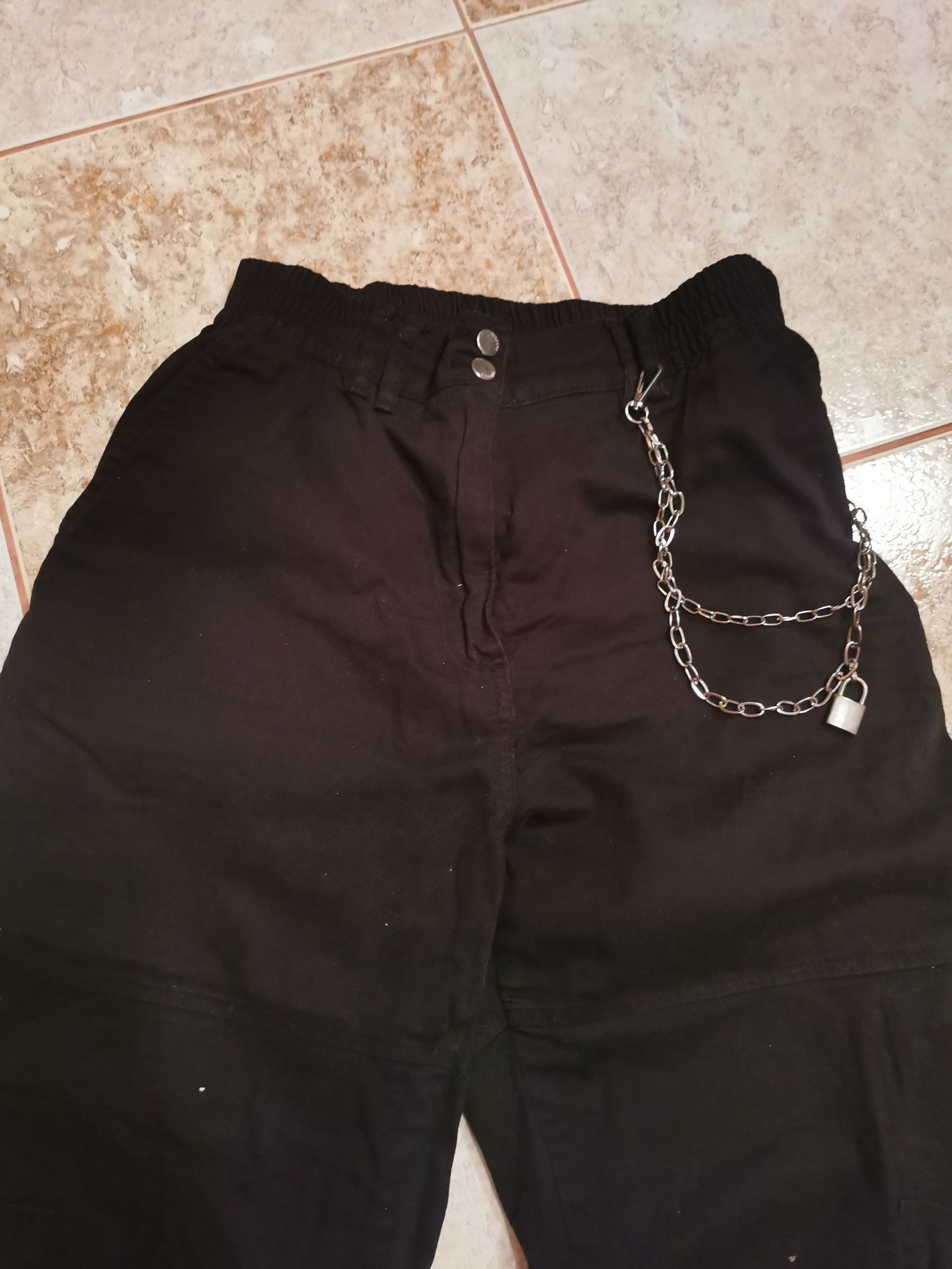 Spodnie  bojówki z łańcuchem BERSHKA M