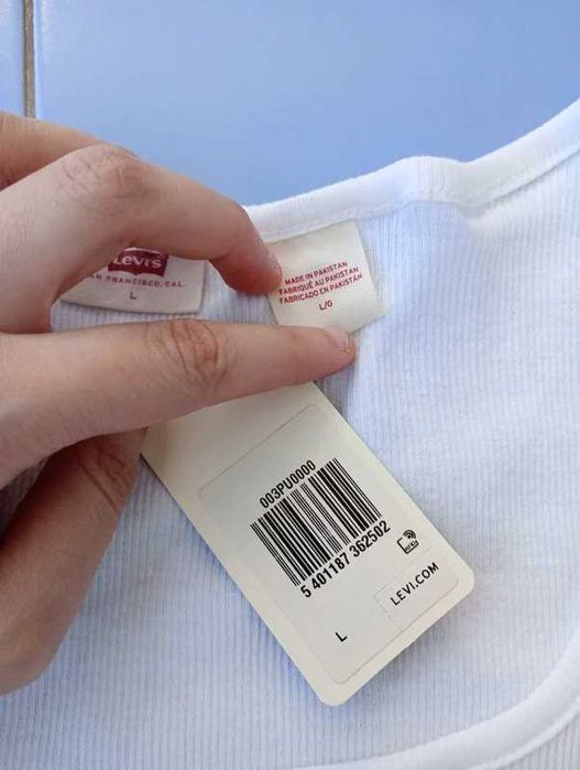Top da Levis simples e branco