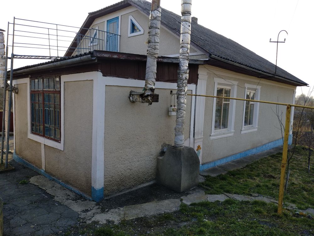 Продається будинок та земельна ділянка