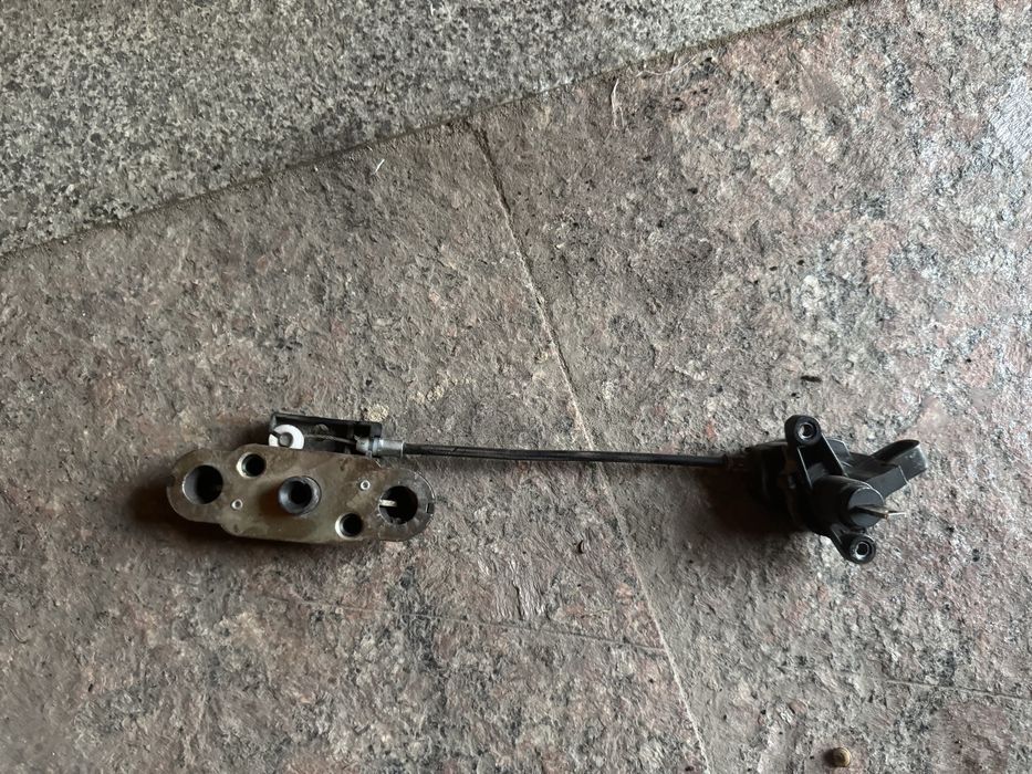 Замок заднього сидіння