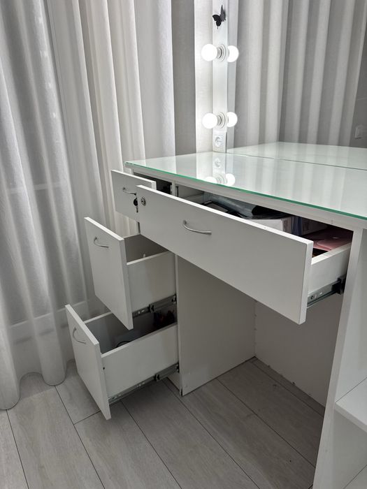 Стіл для візажиста та бровіста