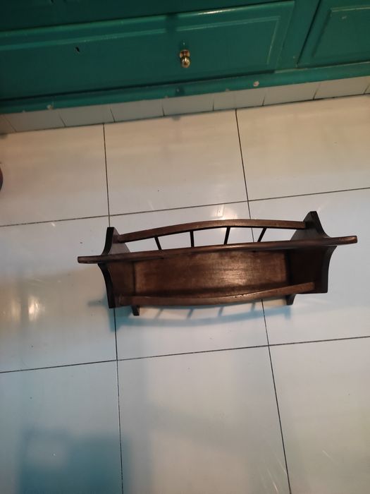 Porta revistas em mogno