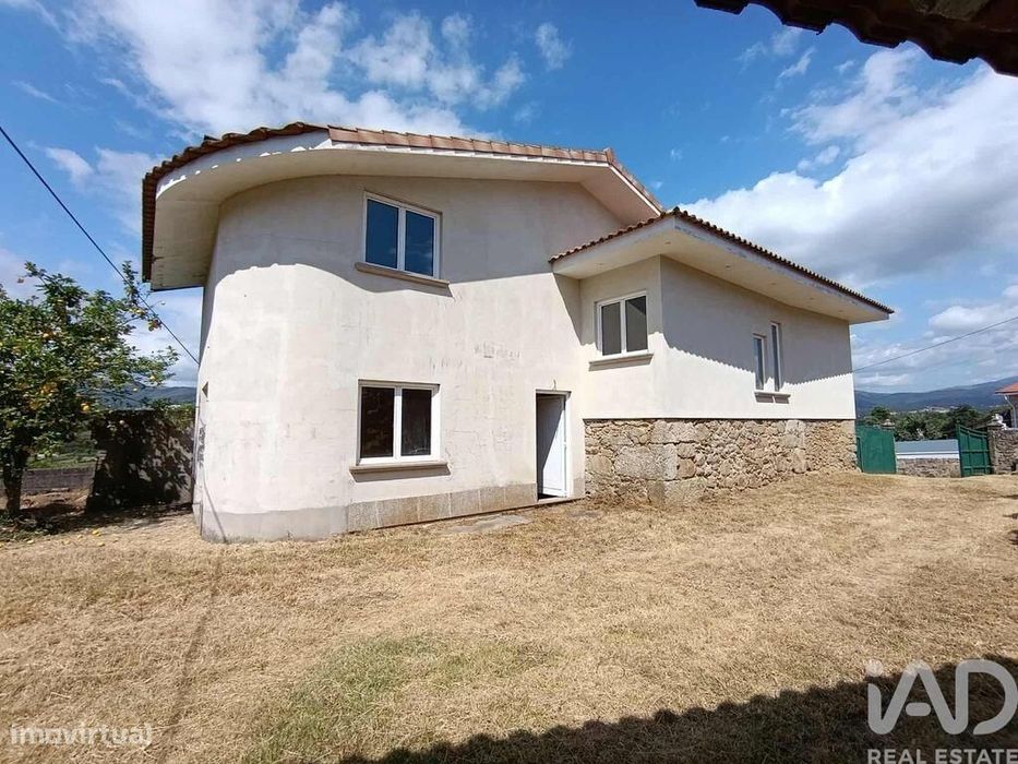 Casa T3 em Bela de 203,00 m2