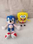 Peluches Sonic e Bob esponja.