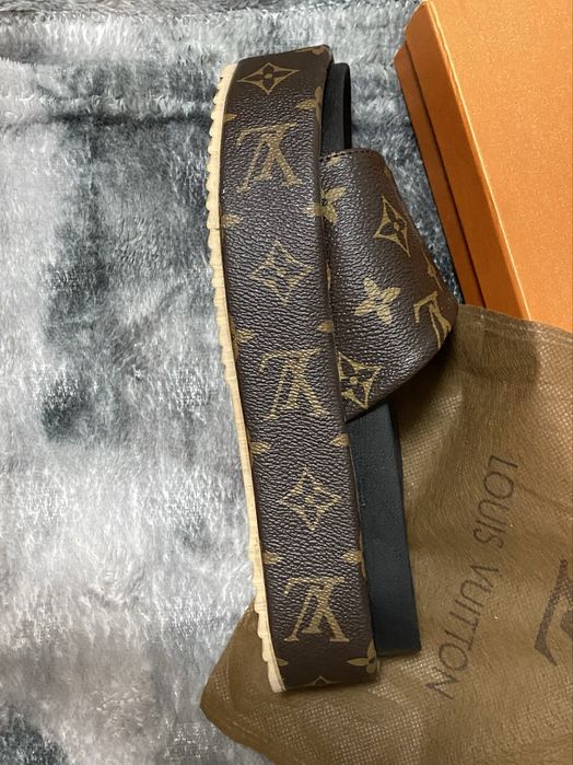 Letnie klapki damskie monogram – wygodne i stylowe