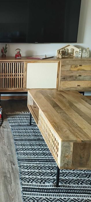 Mesa de centro em madeira de manga maciça