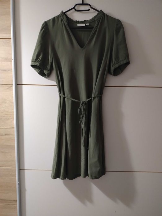 Oliwkowa sukienka z wiskozy