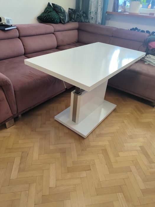 Biały stolik rozkładany do salonu lub jadalni