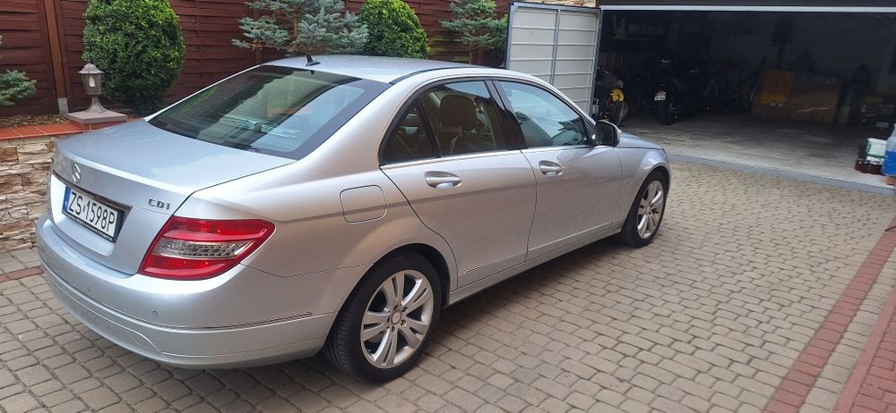 Piękny unikat awantgarde bardzo mały przebieg jak nowy  Mercedes C kla