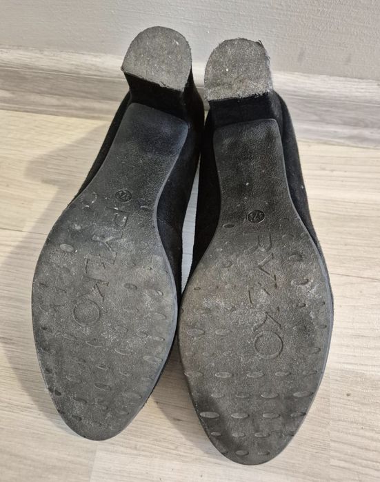 Ryłko czarne czółenka na słupku