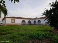 Herdade de 15 ha e Casa com 8 quartos e Pavilhão Oportunidade Única...