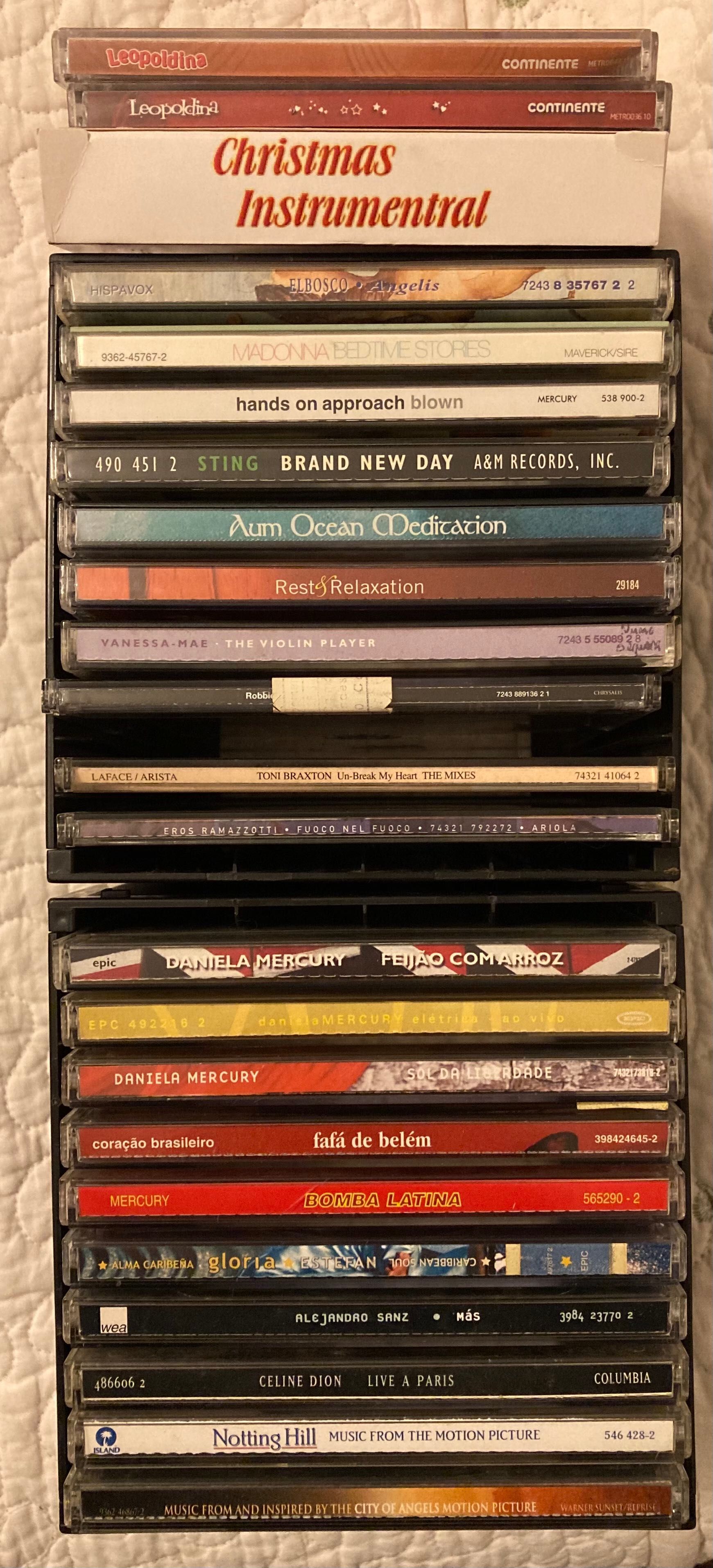 24 CD’s diversos e 2 caixas