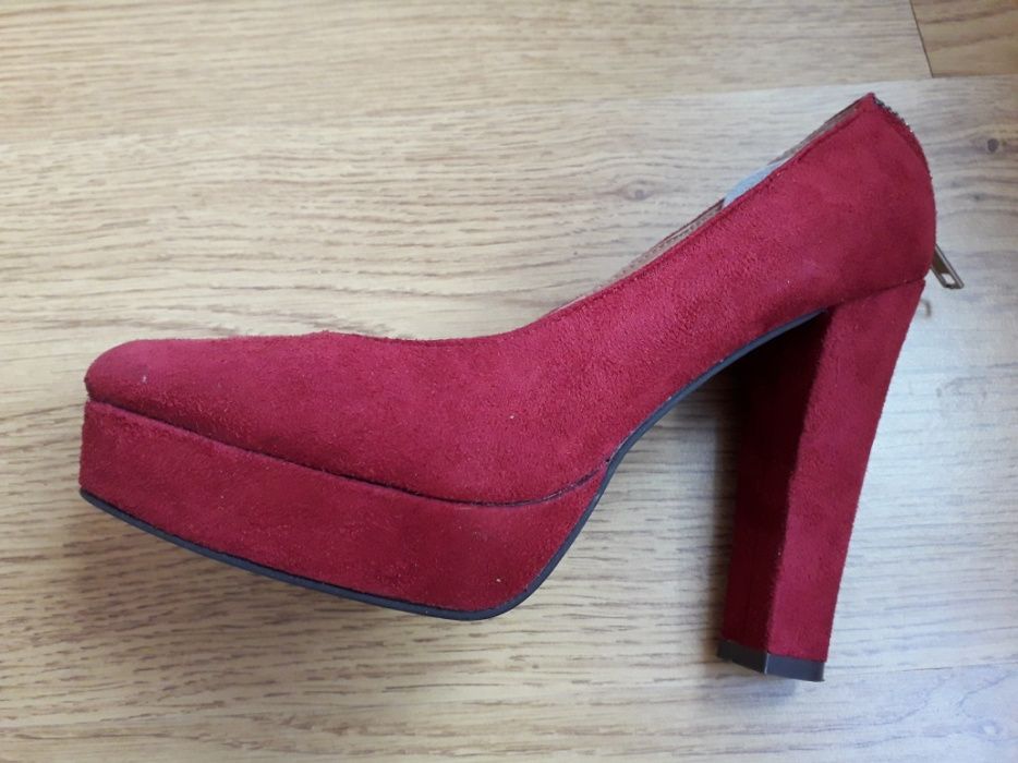 Sapatos camurça vermelhos