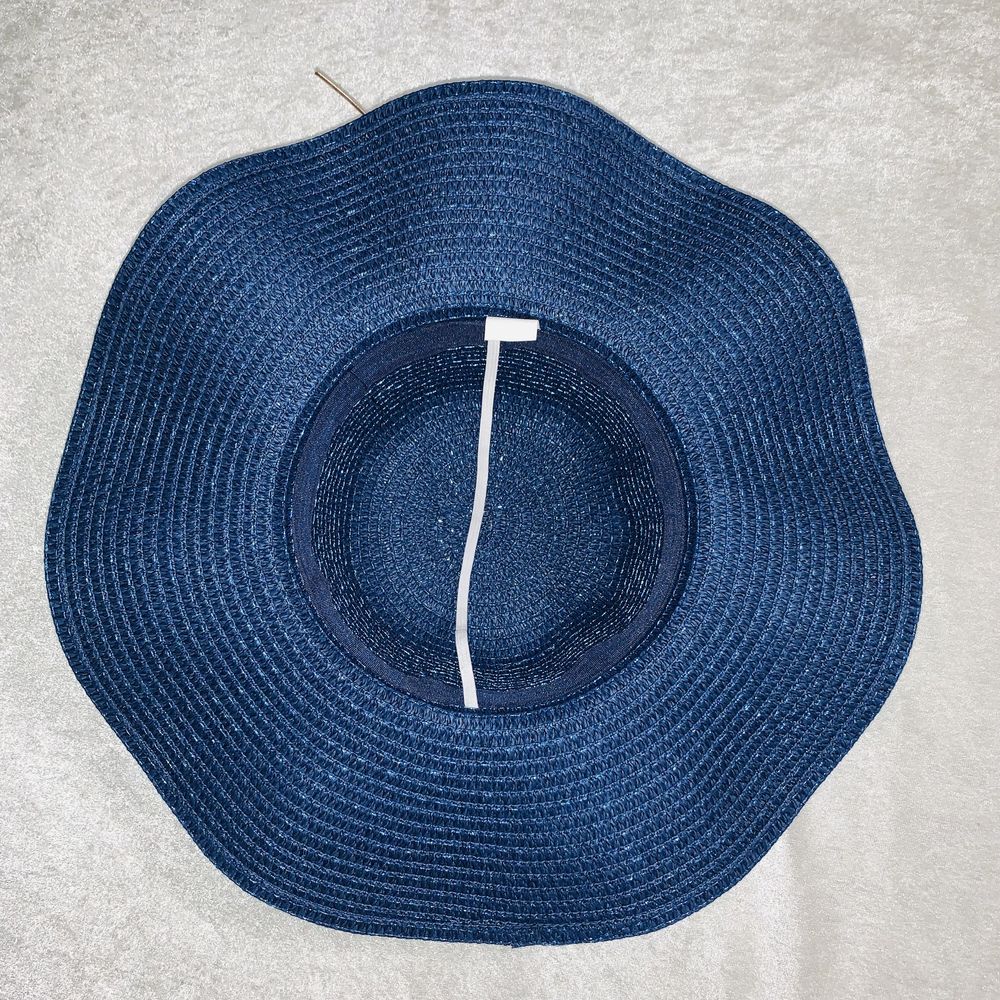 Елегантний синій капелюх із папіру