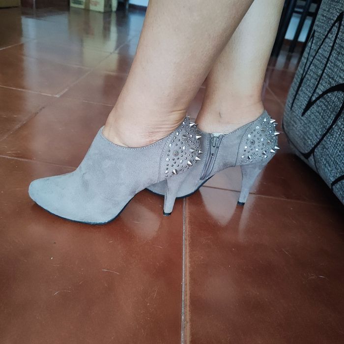 Botins Graceland Taupe 37 com apliques no calcanhar