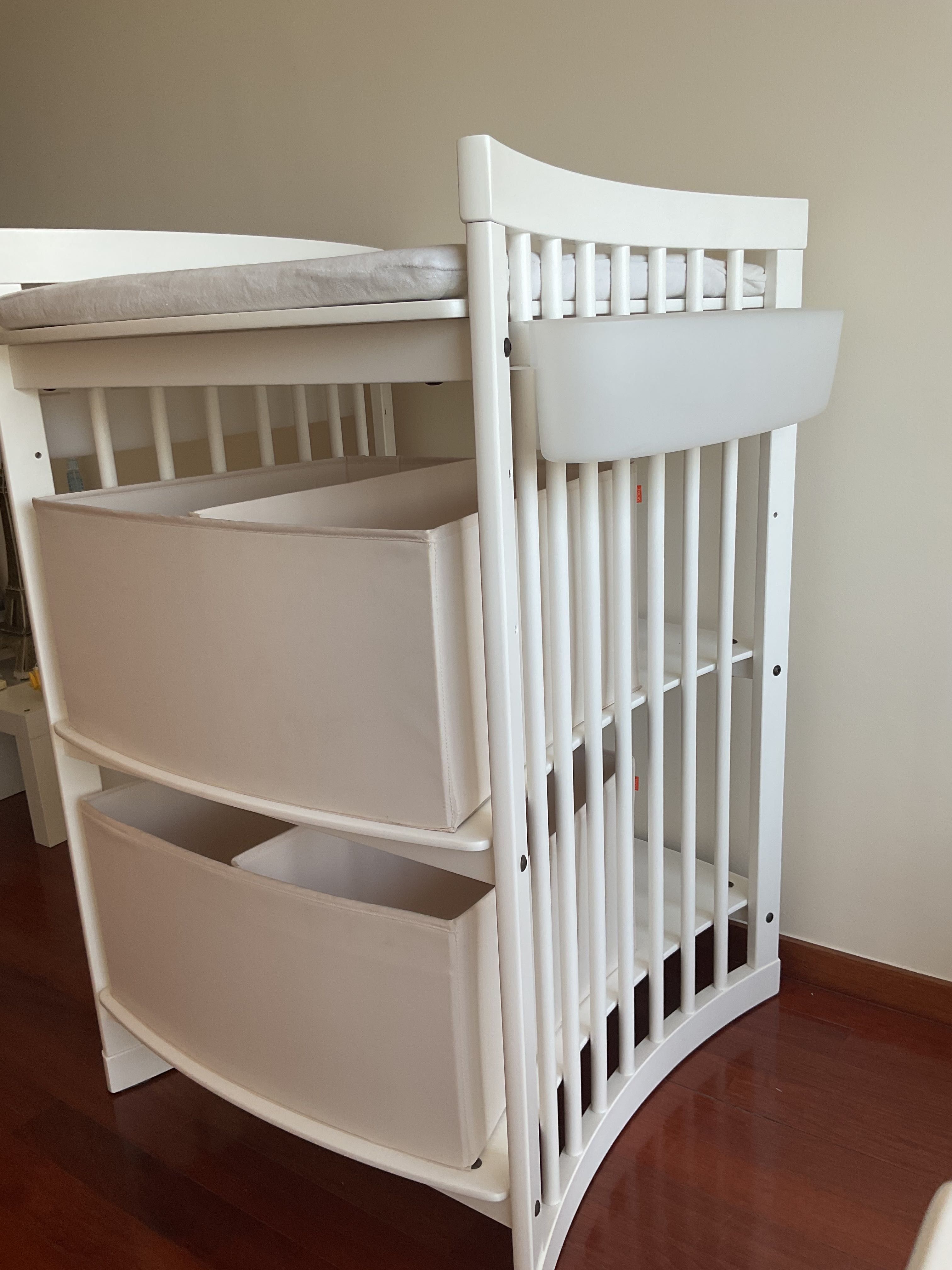 Berço STOKKE Sleepi V3 + muda fraldas STOOKE + secretária + almofadas