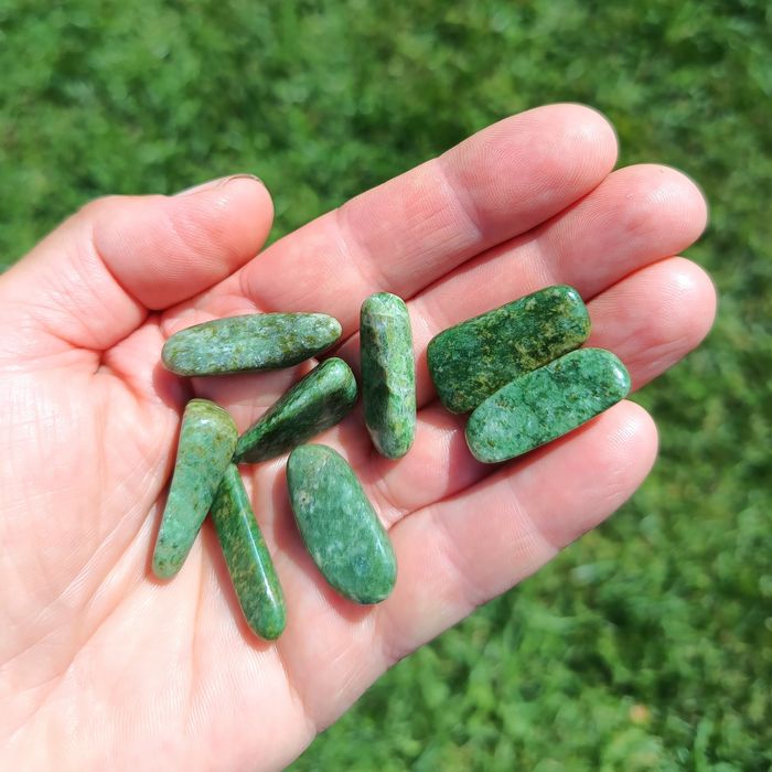 Jadeit polerowany - zestaw ośmiu naturalnych kamieni półszlachetnych
