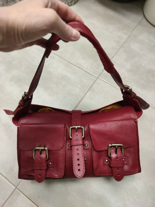 Стильная кожаная  сумка темно-красного цвета   на плечо