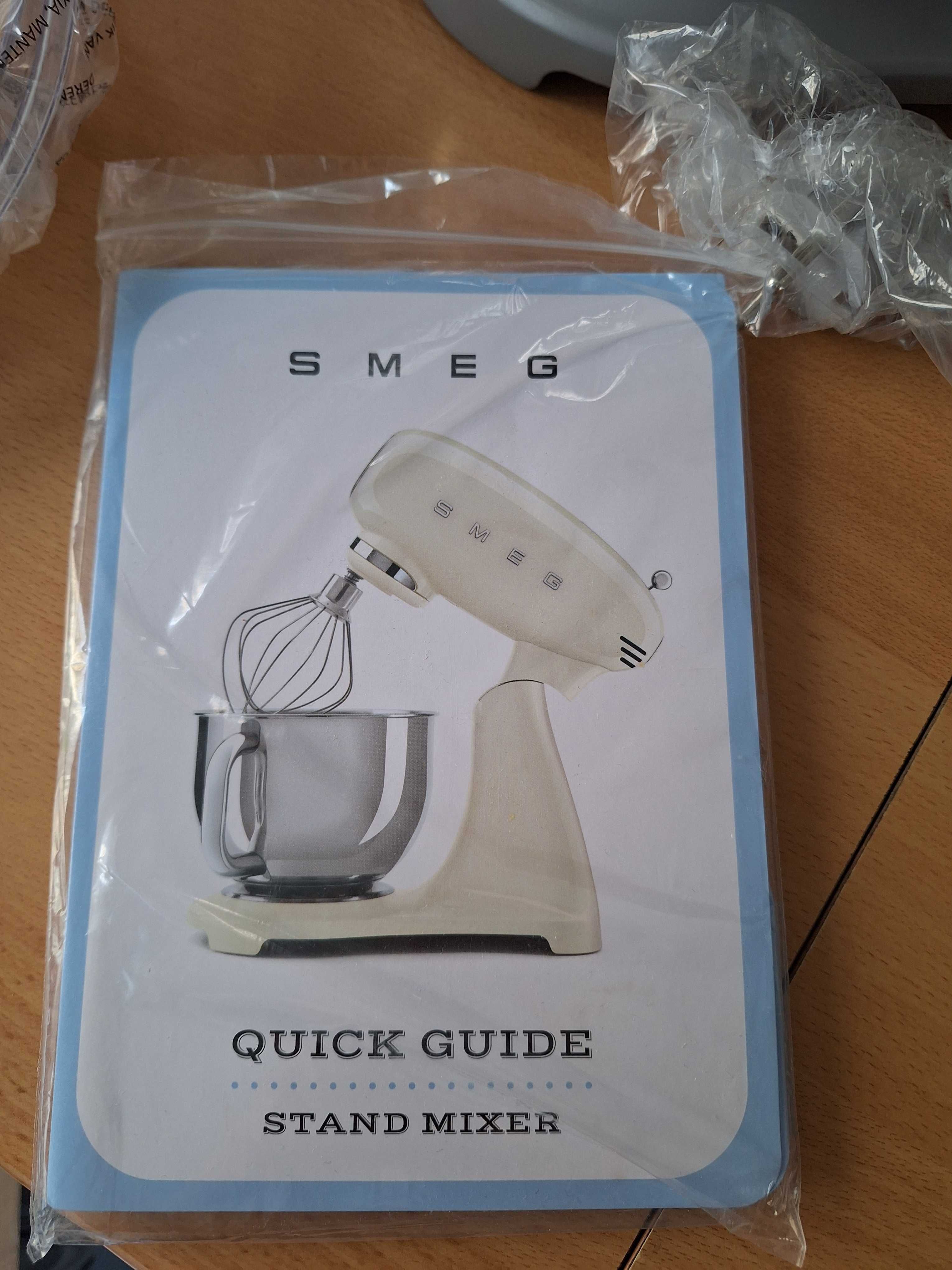 Robot planetarny SMEG SMF02RDEU Czerwony